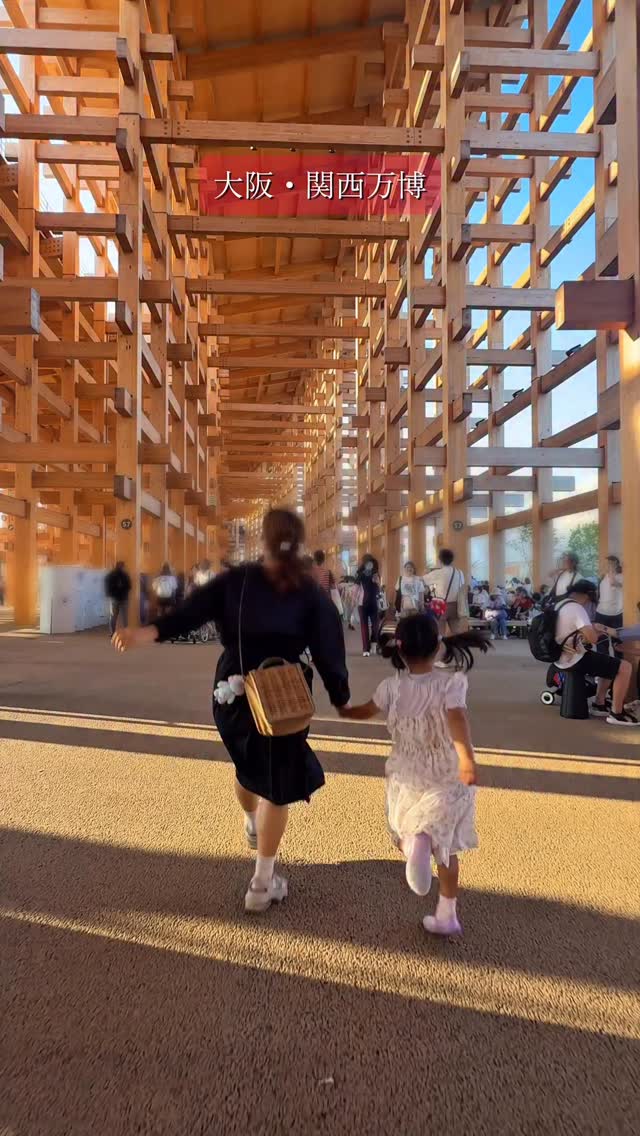 Instagram post by @aiko214 for Suntory. Caption reads: 予約不要&無料でできる万博の神体験！

✉️未来の自分や大切な人に手紙を書いて
シーマーで閉じた自分....