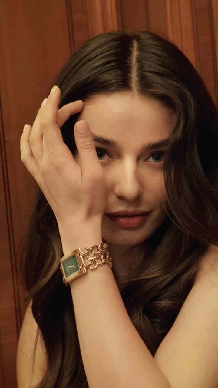 Instagram post by @aycaaysinturan for GUESS Watches. Caption reads: Bir adım, bir seçim, bir an...
Zamanın hangi....