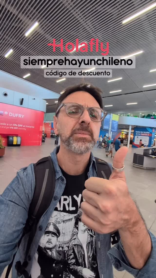 Instagram post by @siemprehayunchileno for Holafly. Caption reads: ✈️ Nunca me había pasado esto en un aeropuerto…
Me....