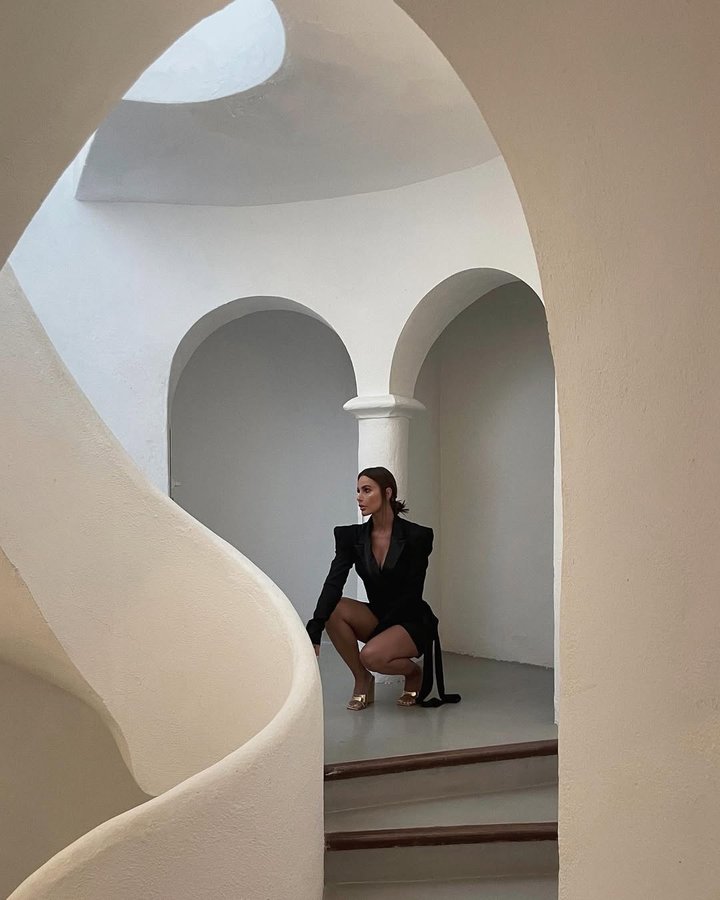 Instagram post by @xammasi for MISSPAP. Caption reads: This staircase is art.
Wearing this beaut @misspap....