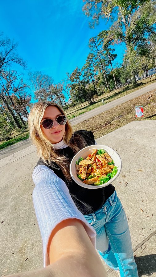 Instagram post by @emma_sampey for Salad Station. Caption reads: Fajita Chicken = Happy Emma!!🥗✨ 
•
•
•
salad....
