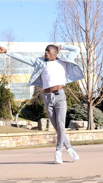 Instagram post by @elijahbrassel for Bumpboxx. Caption reads: Major Shoutout to @bumpboxx For keeping it cool....