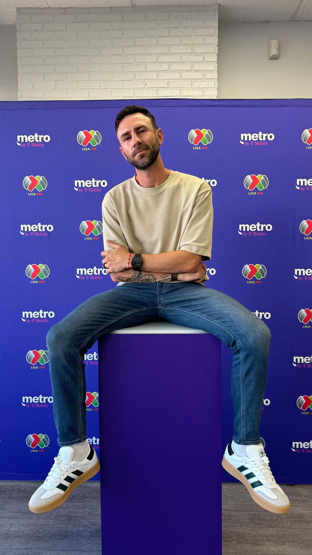 Instagram post by @miguel_layun for Metro by T-Mobile. Caption reads: Increíble compartir estos....
