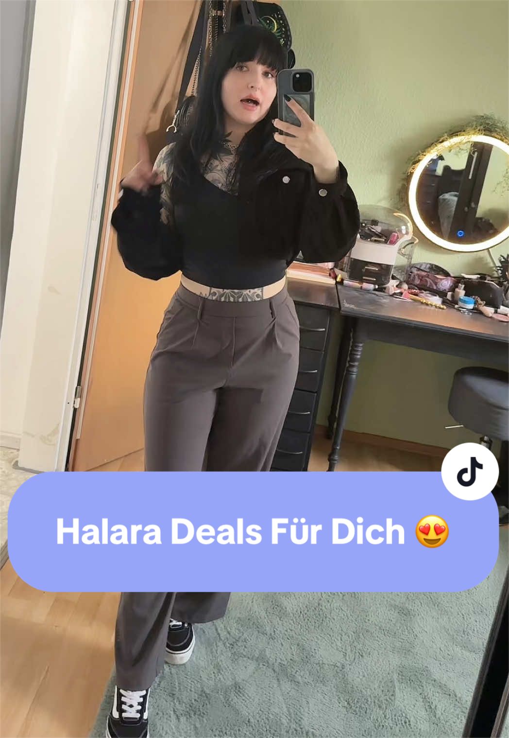 TikTok post by @dinasaurier for Halara Damenmode. Caption reads: [...] hier die Größe S 🥰 @halara_de @Halara....