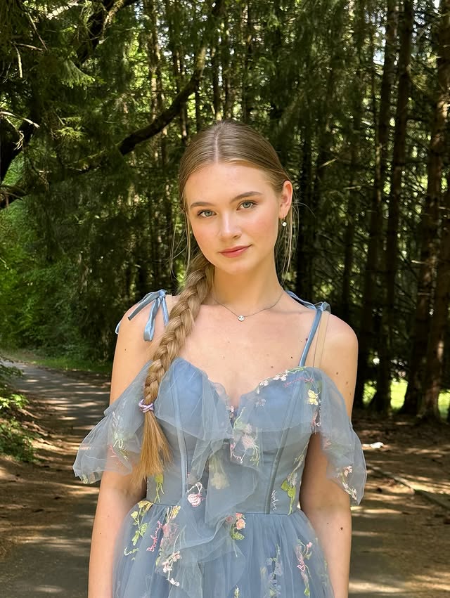 Instagram post by @suzannarsentieva for Retro Stage. Caption reads: [...] a lost princess in the forest👸🏼🌳....