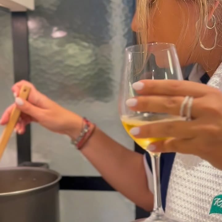 Instagram post by @tatiroust for Knorr. Caption reads: Existen dos verdades: una es que un caldito....