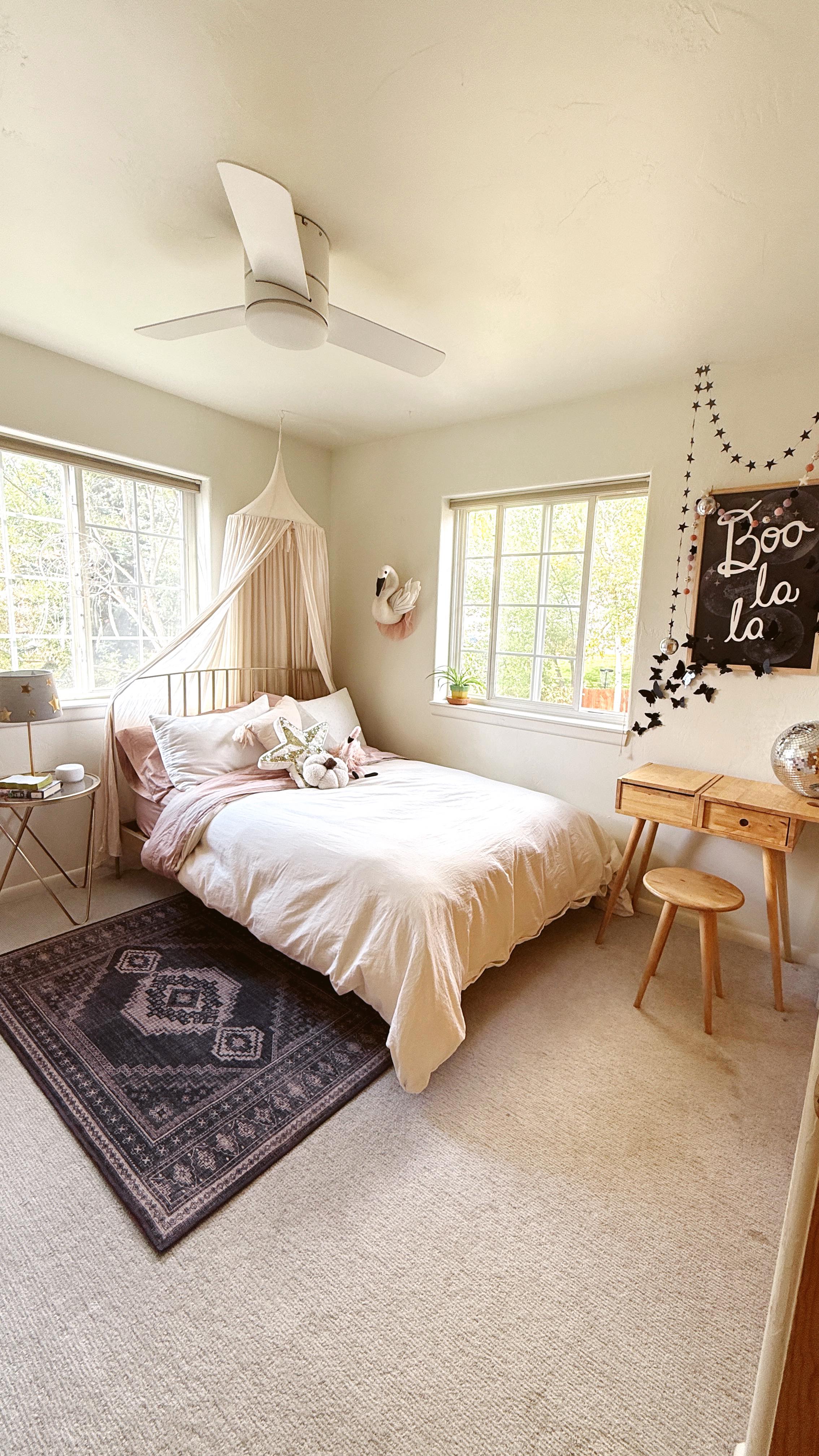 Instagram post by @thelovedesignedlife for Ruggable. Caption reads: we already know this tween girlie’s room can....