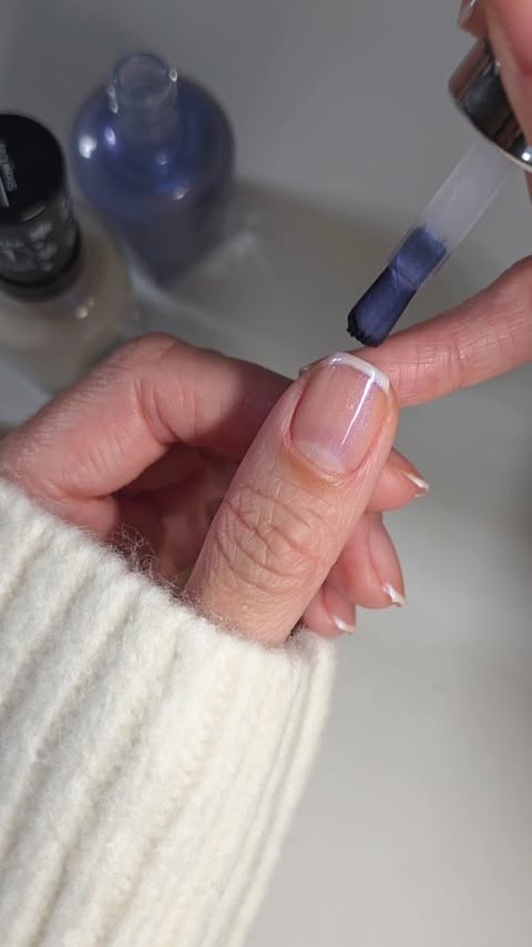 Instagram post by @rilizzles_nails for Sally Hansen. Caption reads: 💅😌

Simple to achieve french tips using just the....