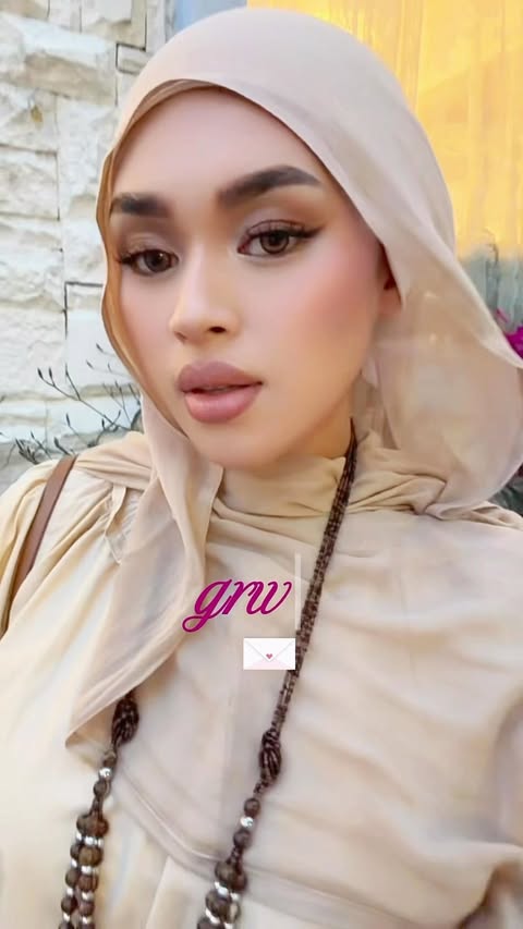 Instagram post by @_dinazainal for Glad2Glow Malaysia. Caption reads: grwm ft my fav @glad2glow.my 🌟🩷.