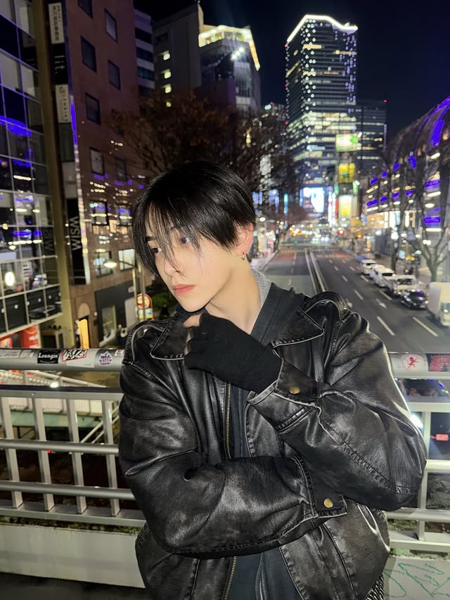 Instagram post by @shu_se1023 for MUSINSA. Caption reads: glove @musinsa_standard 
pants @dnsr__official....