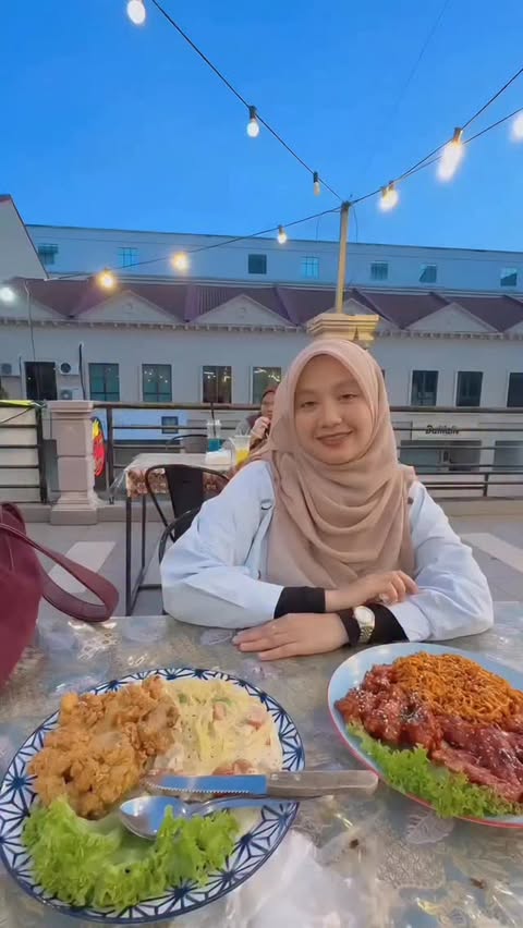 Instagram post by @aisyahasyaa for Darlie Thailand. Caption reads: Aisyah suka sangat try makanan best-best 😍 tapi....