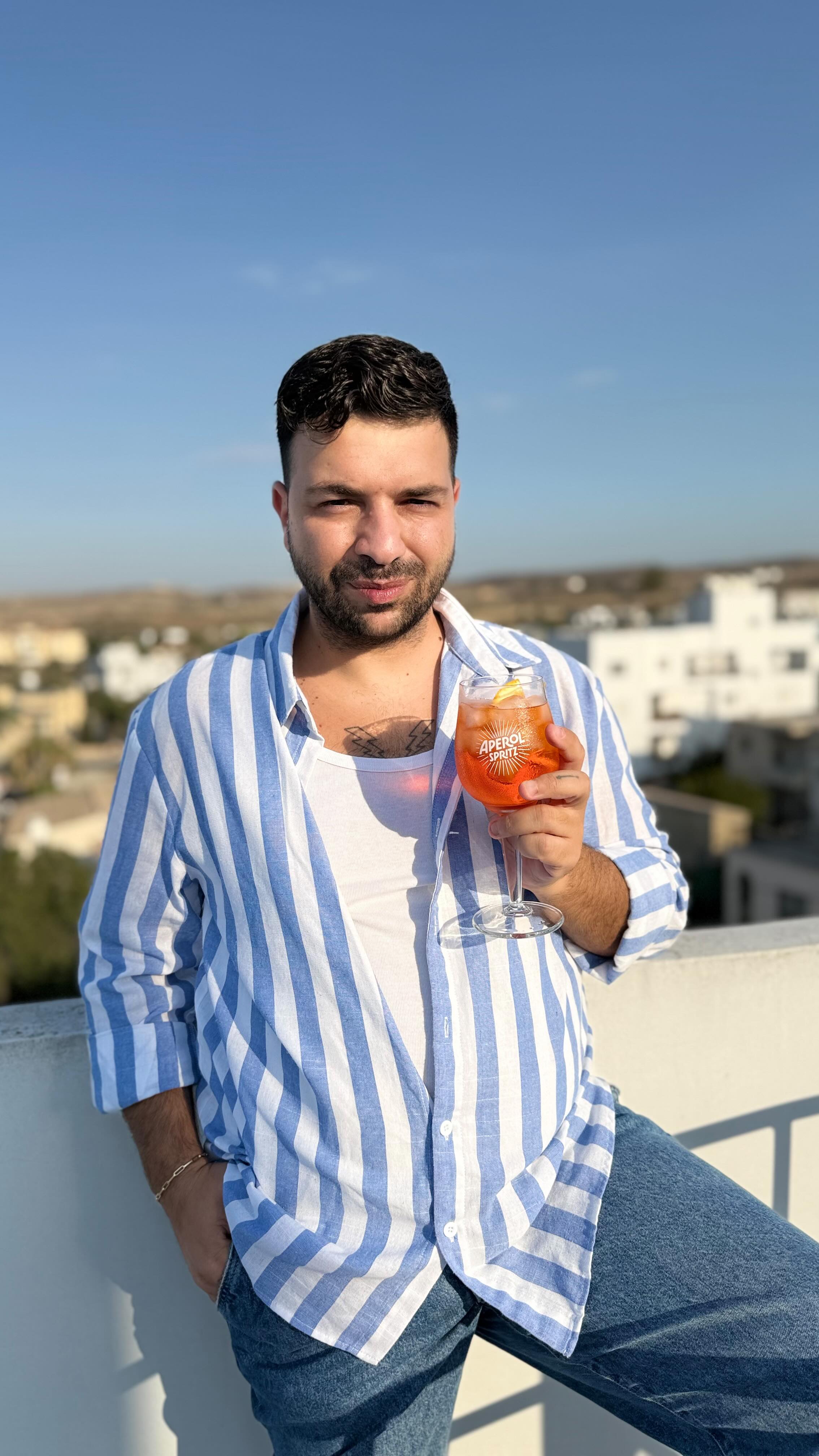 Instagram post by @charis_papatheo for Aperol Spritz. Caption reads: [...] αλλά ξέρω να φτιάχνω το καλύτερο Aperol....