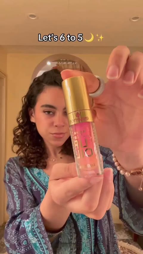 Instagram post by @thatmatchagirlxx for Essence Cosmetics. Caption reads: [...] #lets6to5 #essencecosmeticsarabia....