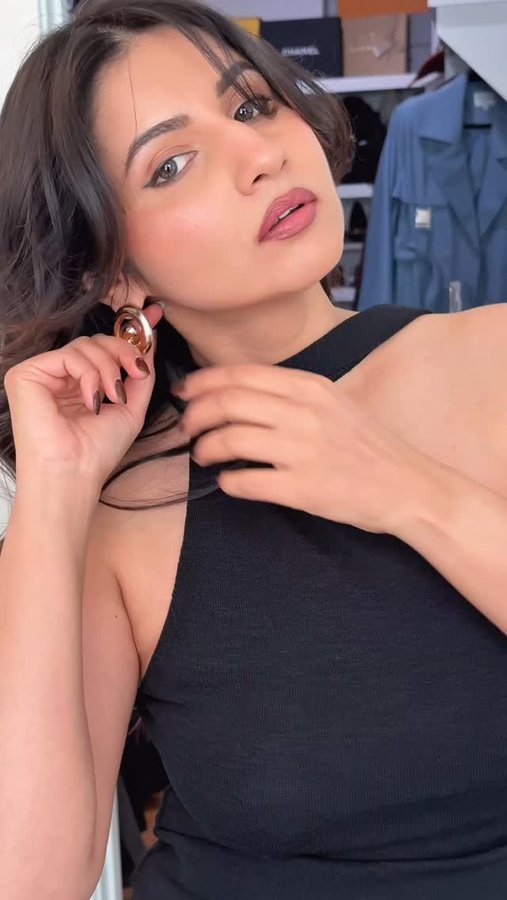 Instagram post by @thegeminiallure for Save The Duck. Caption reads: lmk if you want links 🔗

trendy outfits, styling,....