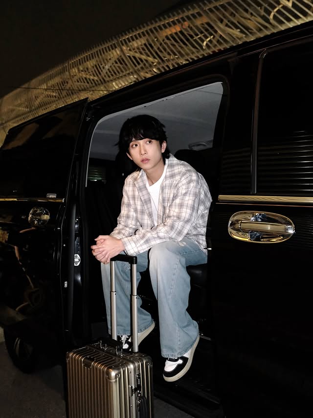 Instagram post by @qiufengze for RIMOWA. Caption reads: @rimowa #rimowaclassic.