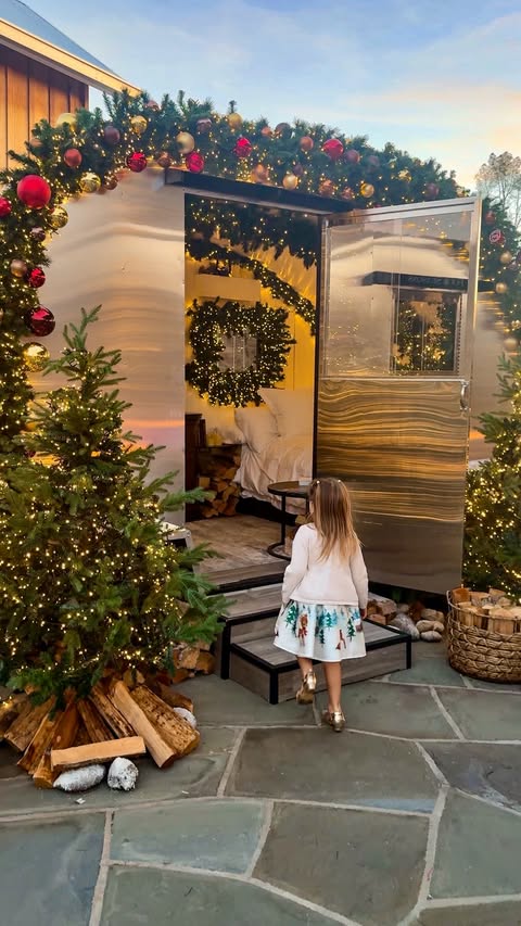 Instagram post by @luxe.tourista for Four Seasons. Caption reads: The coziest Christmas getaway🎄

Your sign to put....