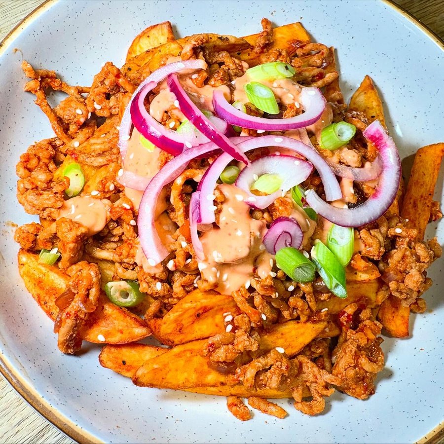 Instagram post by @lucymayyy_sw for Slimming World. Caption reads: ⭐️⭐️KOREAN LOADED FRIES⭐️⭐️

Pulled some pork....