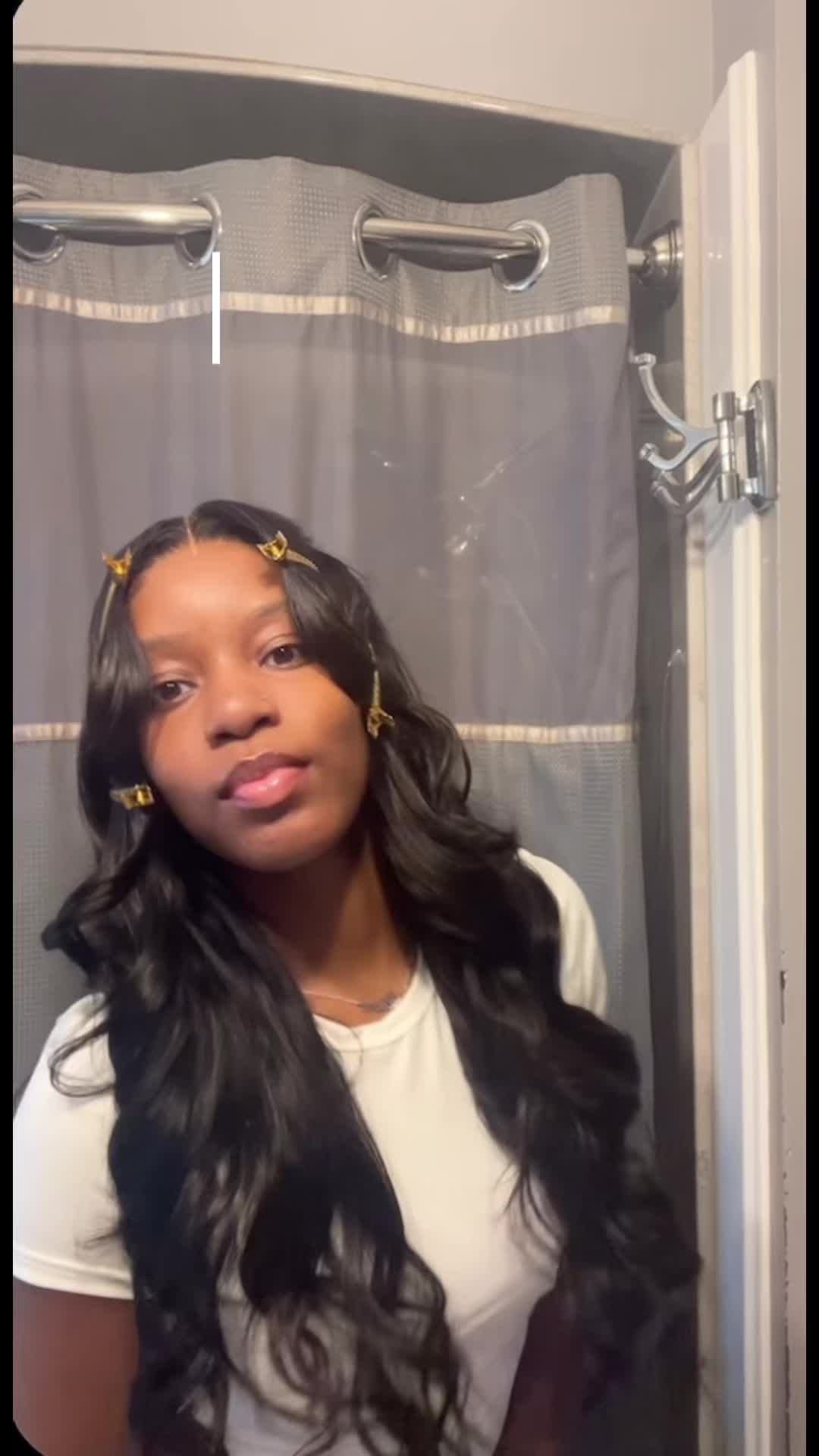 TikTok post by @itssskiahhh for Vinisay Hair. Caption reads: [...] | 22,24&26 + 20’ closure hair from-@Vinisay....