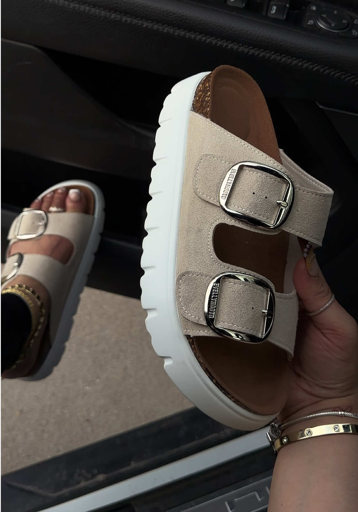 TikTok post by @_smvxoxo for evellyhootd. Caption reads: @EVELLYHOOTD US #evellyhootd #sandals #widefeet....
