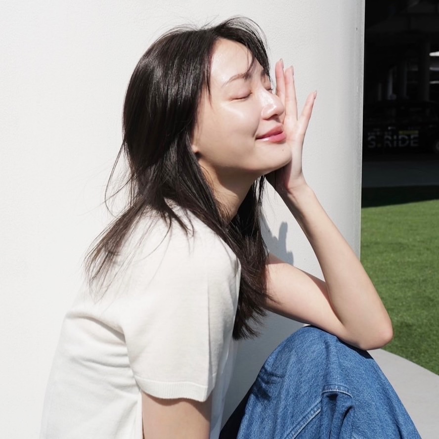 Instagram post by @mi_smile25 for SK-II. Caption reads: 普段のメイクはなるべくナチュラルな肌作りを意識してるけど
薄膜ファンデの時だとどうしても毛穴が気にな....