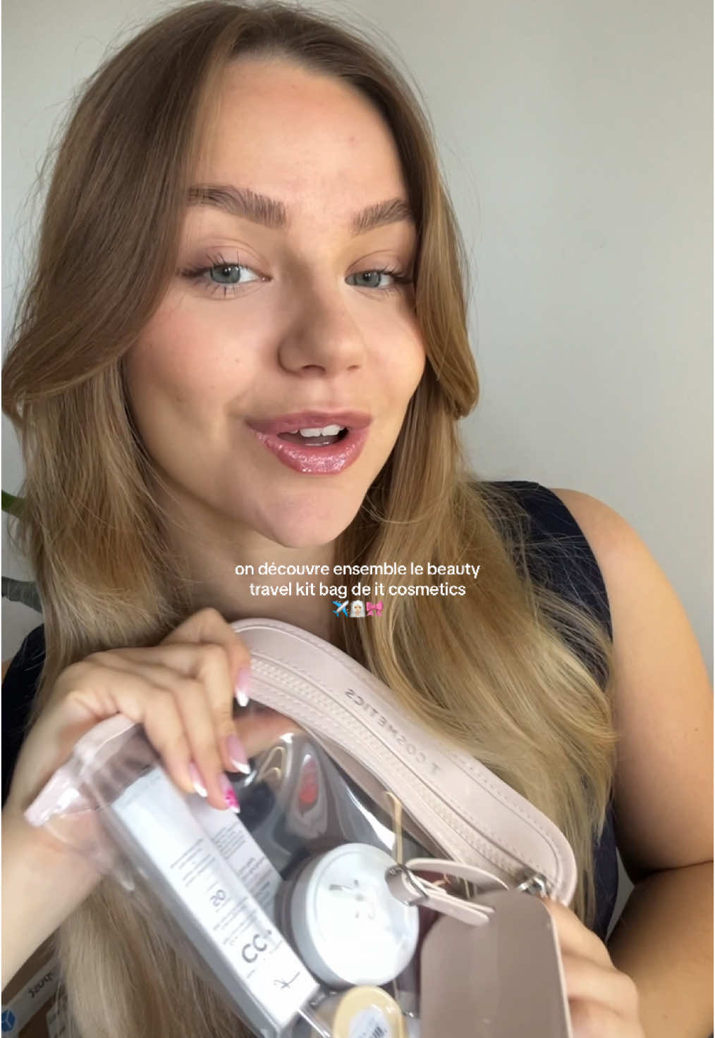 TikTok post by @unpeudemimi for IT Cosmetics. Caption reads: vous validez cette trousse trop mimi??💘....