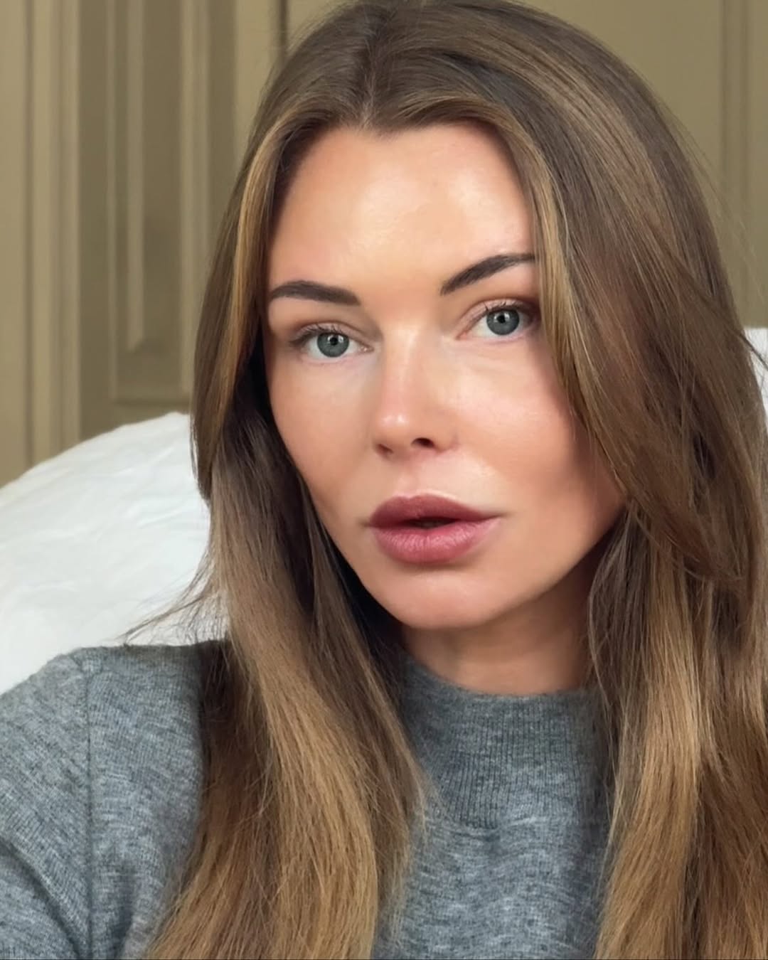 Instagram post by @vivianhoorn for CAIA Cosmetics. Caption reads: Bare Glow Skin Tint on the go. @caiacosmetics #ad.
