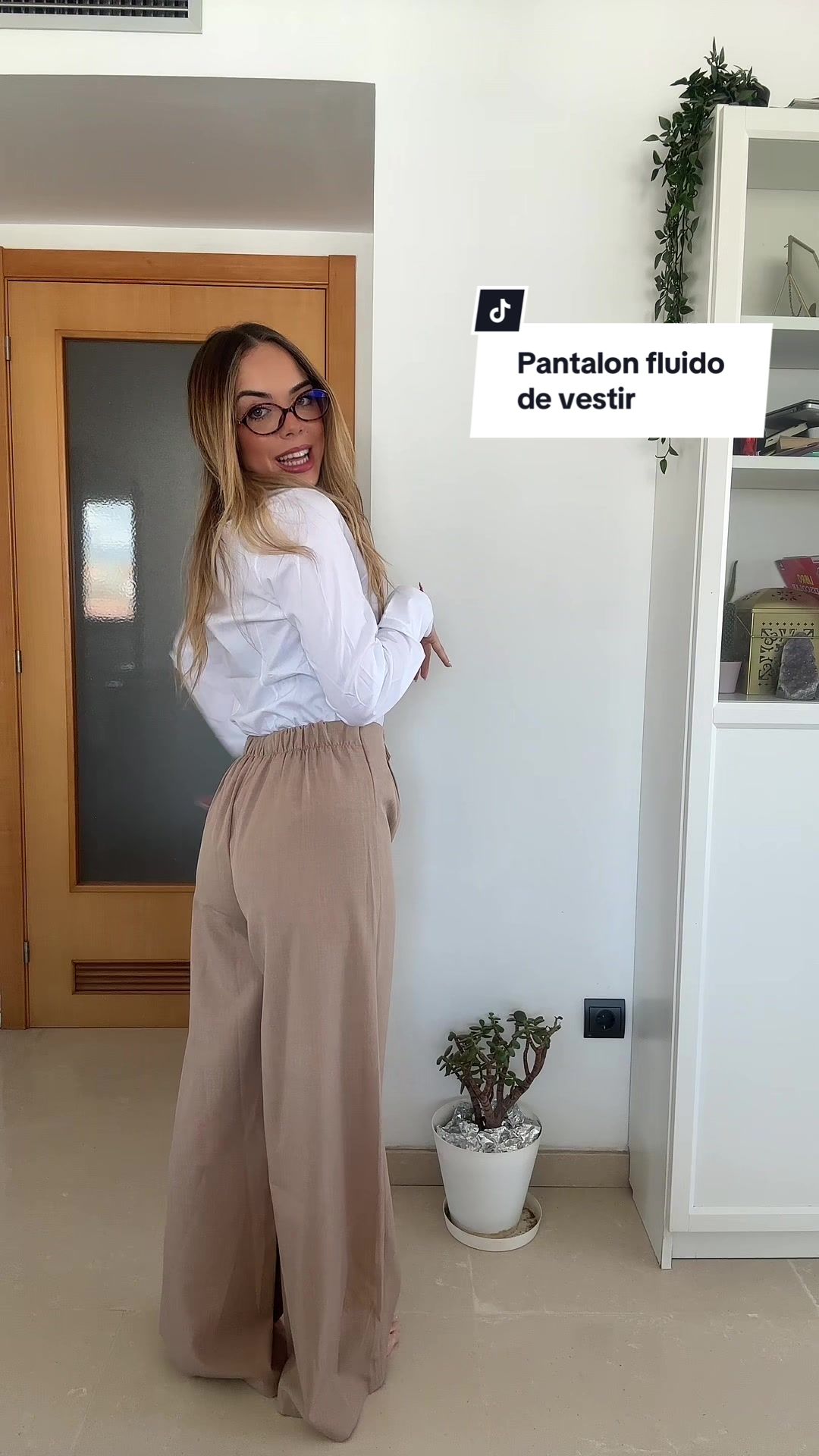 TikTok post by @nereagranadoo for Utopya Shop. Caption reads: Pantalón fluido de vestir de @Utopya Shop....
