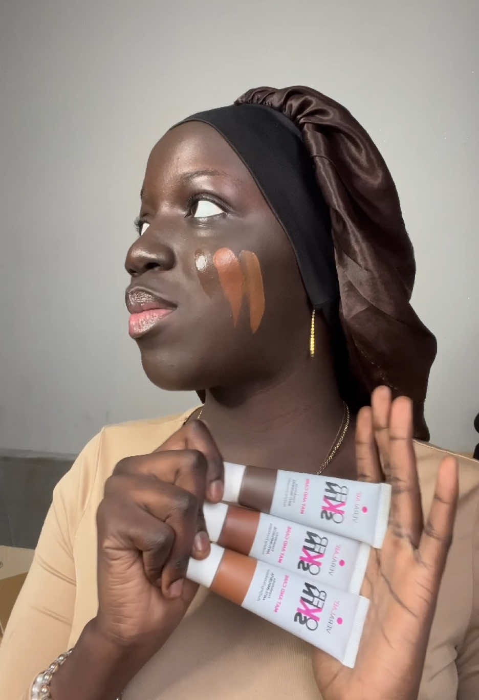 TikTok post by @fambaayediouf for Overskin. Caption reads: SONO SCURA OK?!😂😂 fondotinta: @overskin .