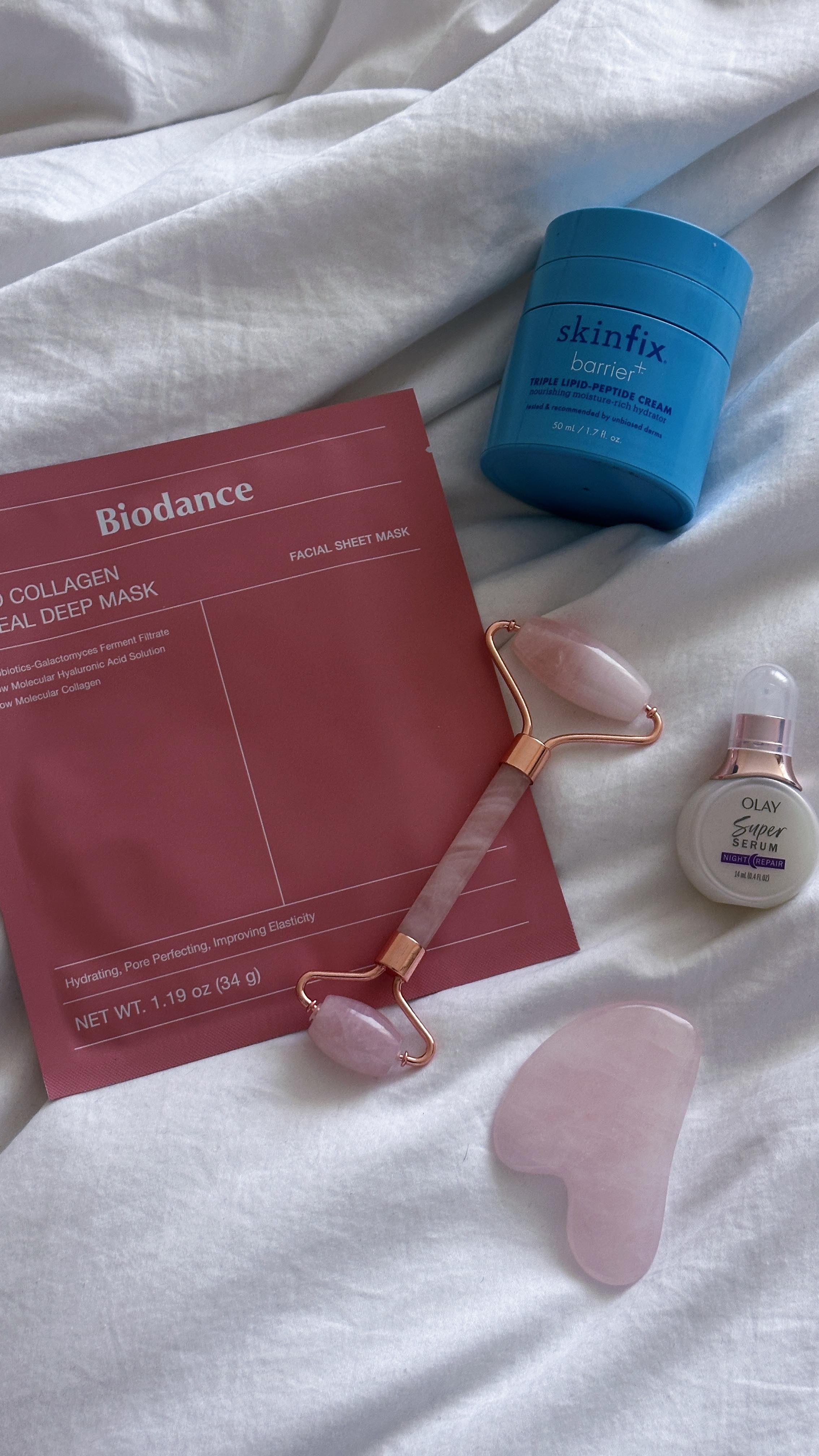 Instagram post by @samanthaatan for Skinfix. Caption reads: [...] squalane cleansing oil
@olay super night....