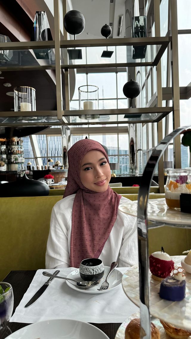 Instagram post by @dilasaur for TudungPeople. Caption reads: GRWM for an afternoon tea at Grand Hyatt!

You too....