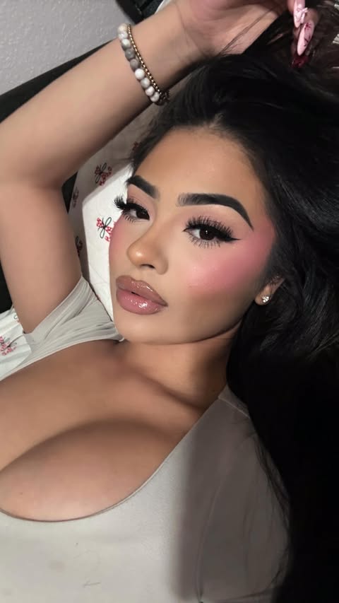 Instagram post by @leslyycontreras for PINCHme. Caption reads: Trying new products for free with @pinchme....