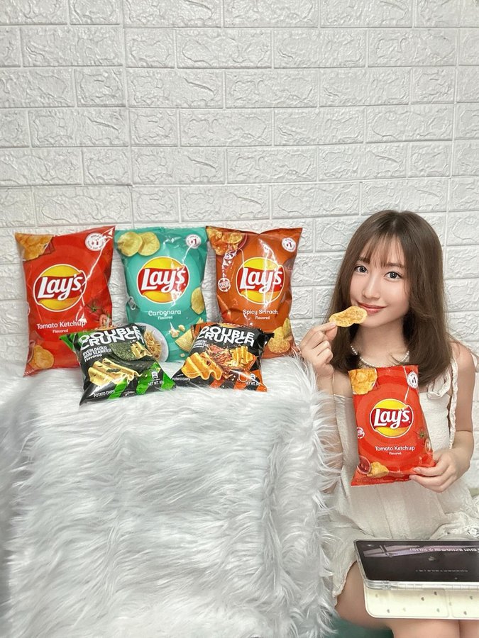 Instagram post by @fortune.yoyo for Frito-Lay. Caption reads: [...] @fritolay.hongkong #Lays #LaysHK #樂事 #全新口味登場....