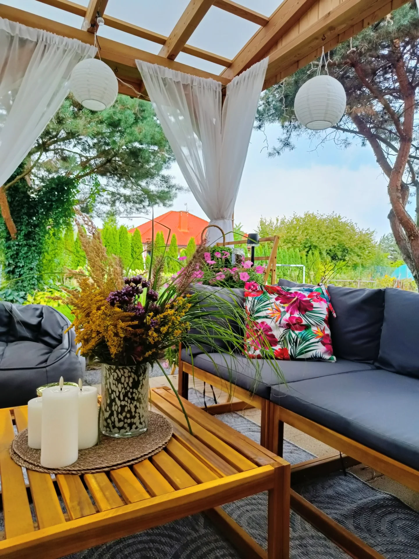 Instagram post by @gosia_okroj for Trendcarpet. Caption reads: Kawałek raju na tarasie! Uwielbiam tworzyć takie....