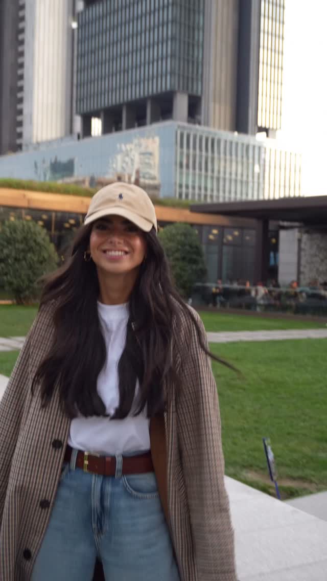 Instagram post by @selennergiz for UNIQLO. Caption reads: Outfit of the day🤎 Trenchi bi de boyle....