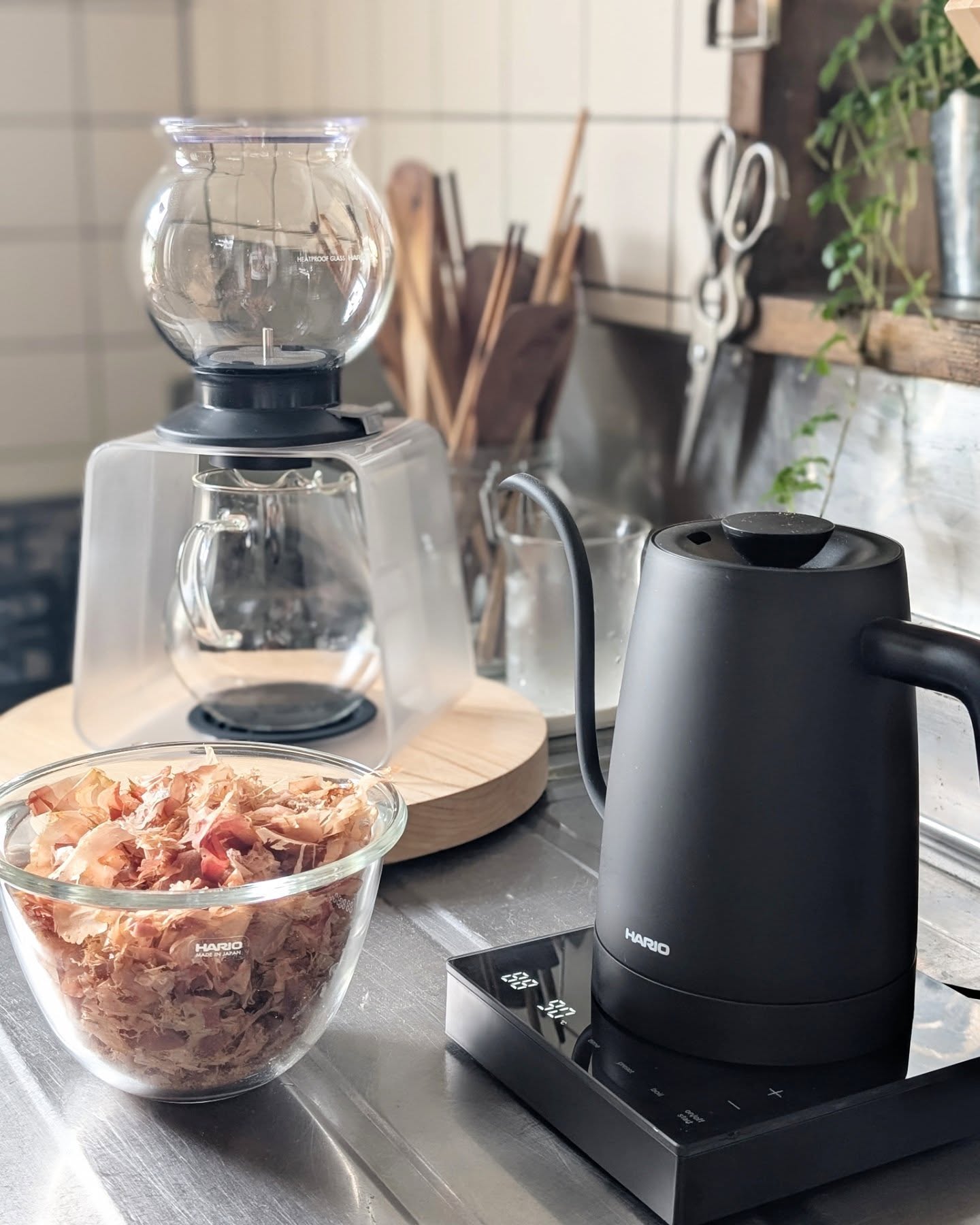 Instagram post by @kinari.living for HARIO. Caption reads: 普段....