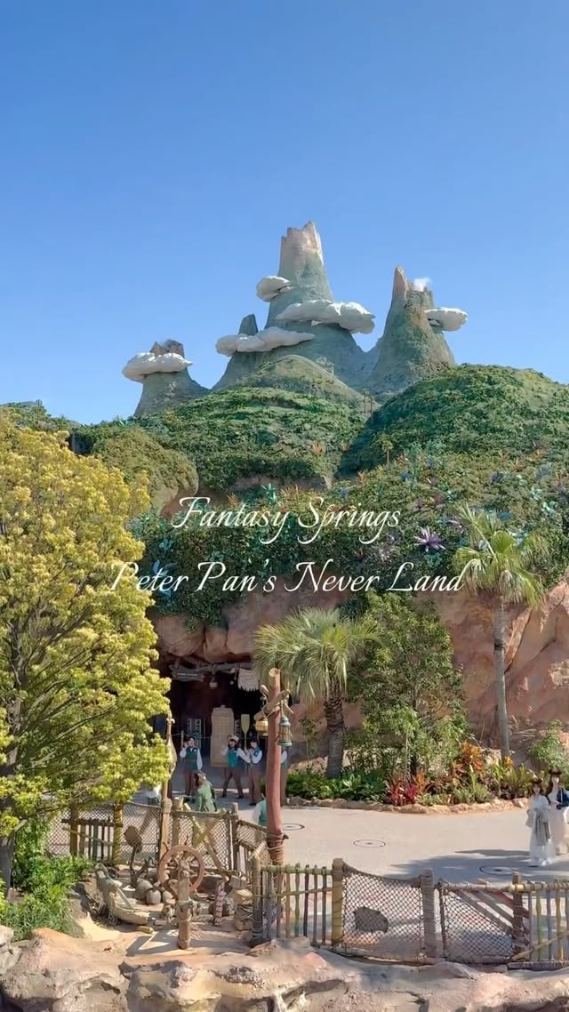 Instagram post by @coco__minnie for Tokyo Disney Resort. Caption reads: [...] #ルックアウトクックアウト . #tokyodisneyresort #tdr....