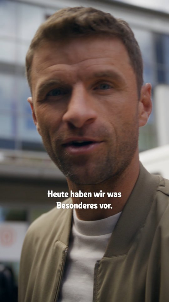 Instagram post by @esmuellert for Rewe. Caption reads: Wie auch Thomas Müller die Tafeln vor Ort....