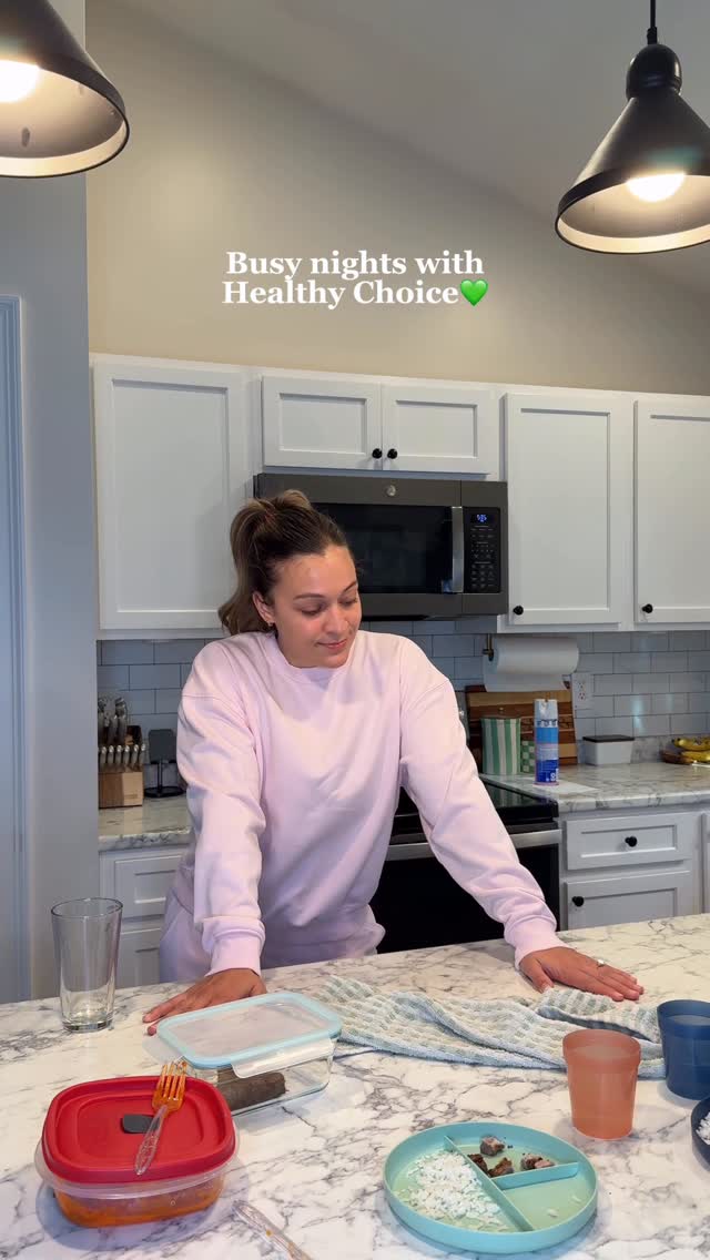 Instagram post by @lifeasdeemarie for Healthy Choice. Caption reads: #ad My solution for a delicious meal that’s half....