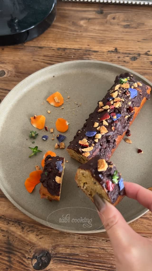 Instagram post by @chakosta_tokyo for Biople. Caption reads: 紅茶とオレンジチョコの
パウンドケーキ

紅茶とはちみつが香る、グルテンフリーの米粉パウンドケーキで....