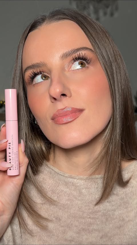 Instagram post by @juuujubee for BEAUTY PIE. Caption reads: [...] SUCKERRR for a good tubing mascara and....