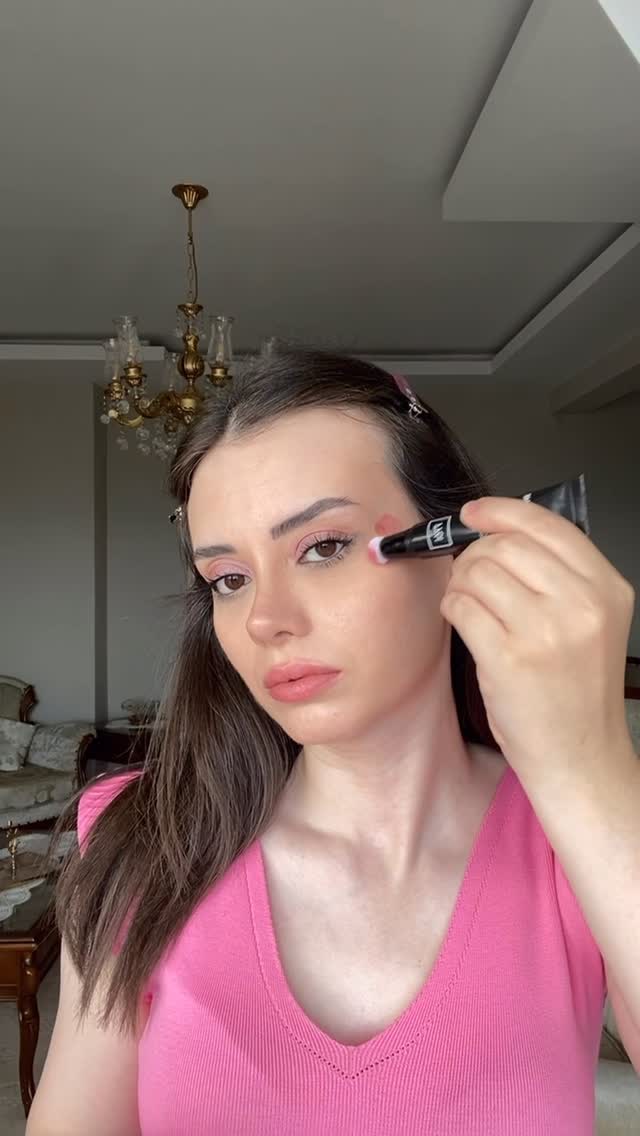 Instagram post by @_rujumolmadanasla for Avon Türkiye. Caption reads: @1944paris.tr Işıltılı Baz @skinsensual.co Bb krem....