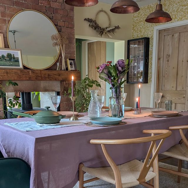 Instagram post by @what_a_view_cottage for Secret Linen Store. Caption reads: [...] you have the right table linen.....