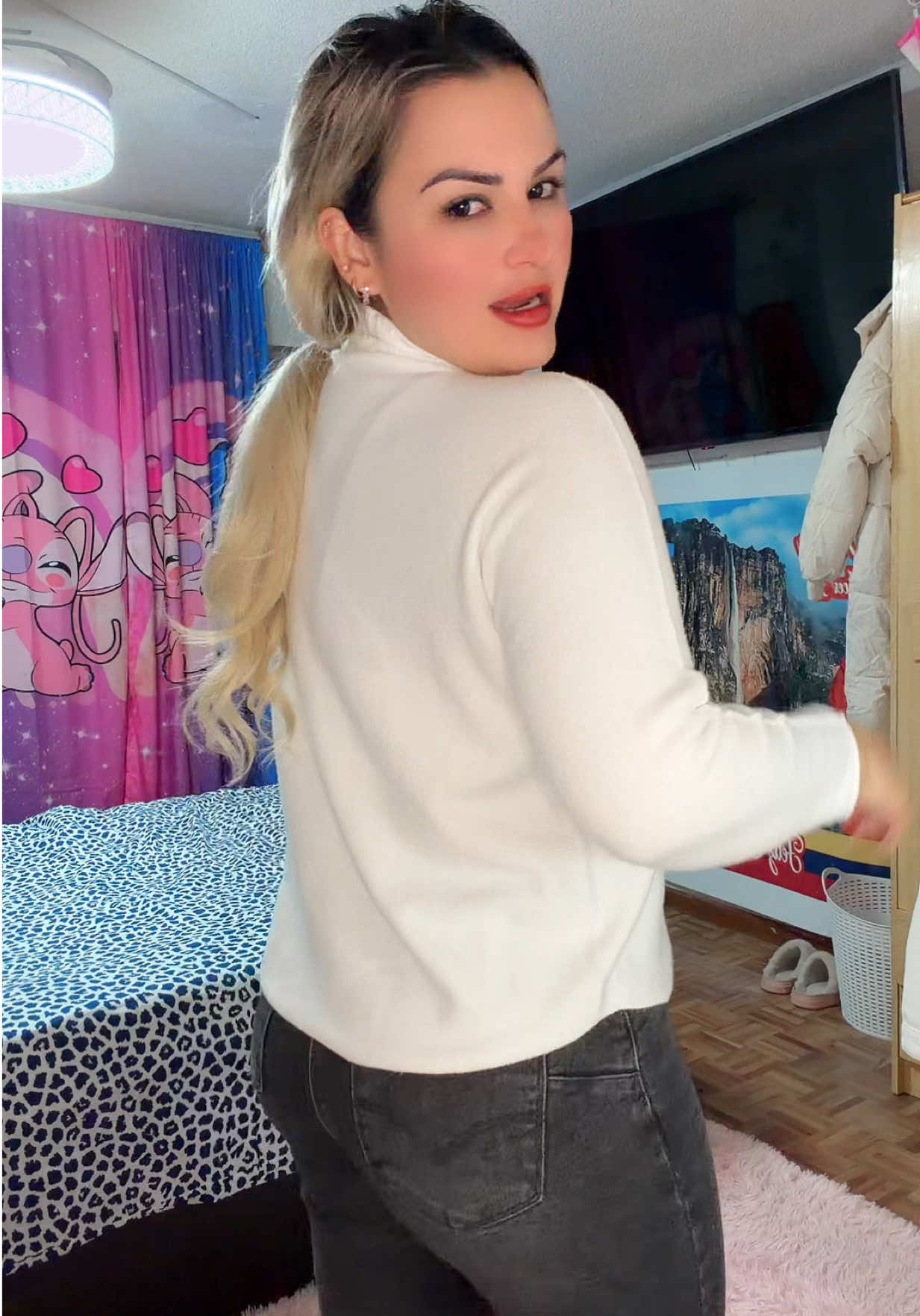 TikTok post by @wendylachama for Utopya Shop. Caption reads: Hermosa jersey de lana😍 @Utopya Shop #jersey....