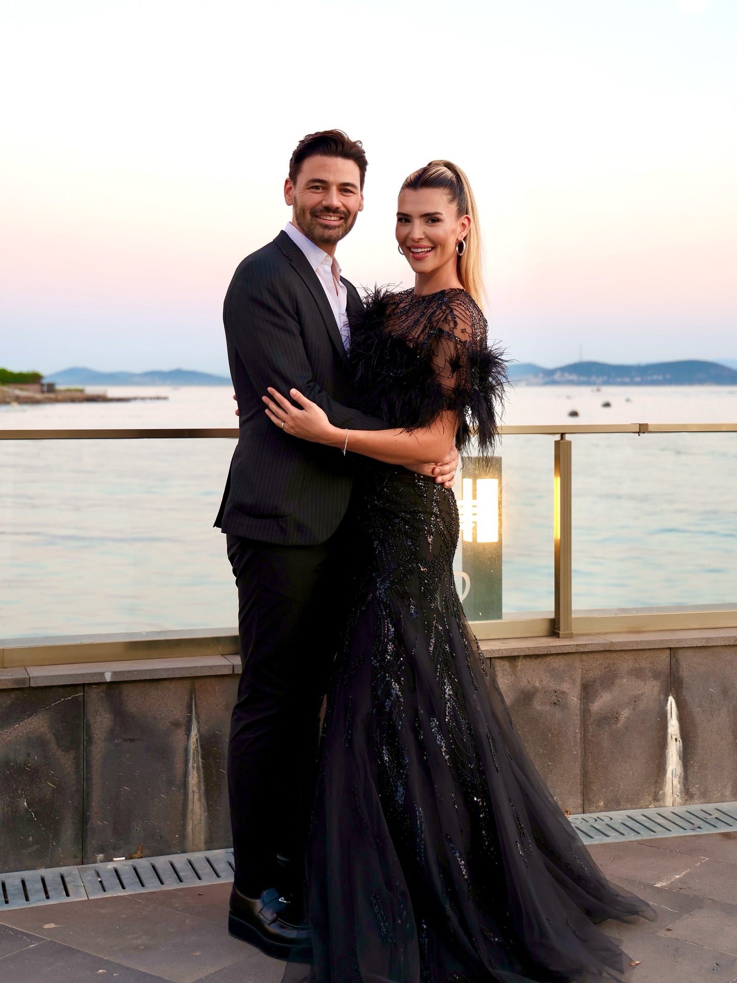 Instagram post by @merveaydin90 for Alfabeta. Caption reads: 🖤✨

Elbise; @alfabetaevening 
Photo by;....