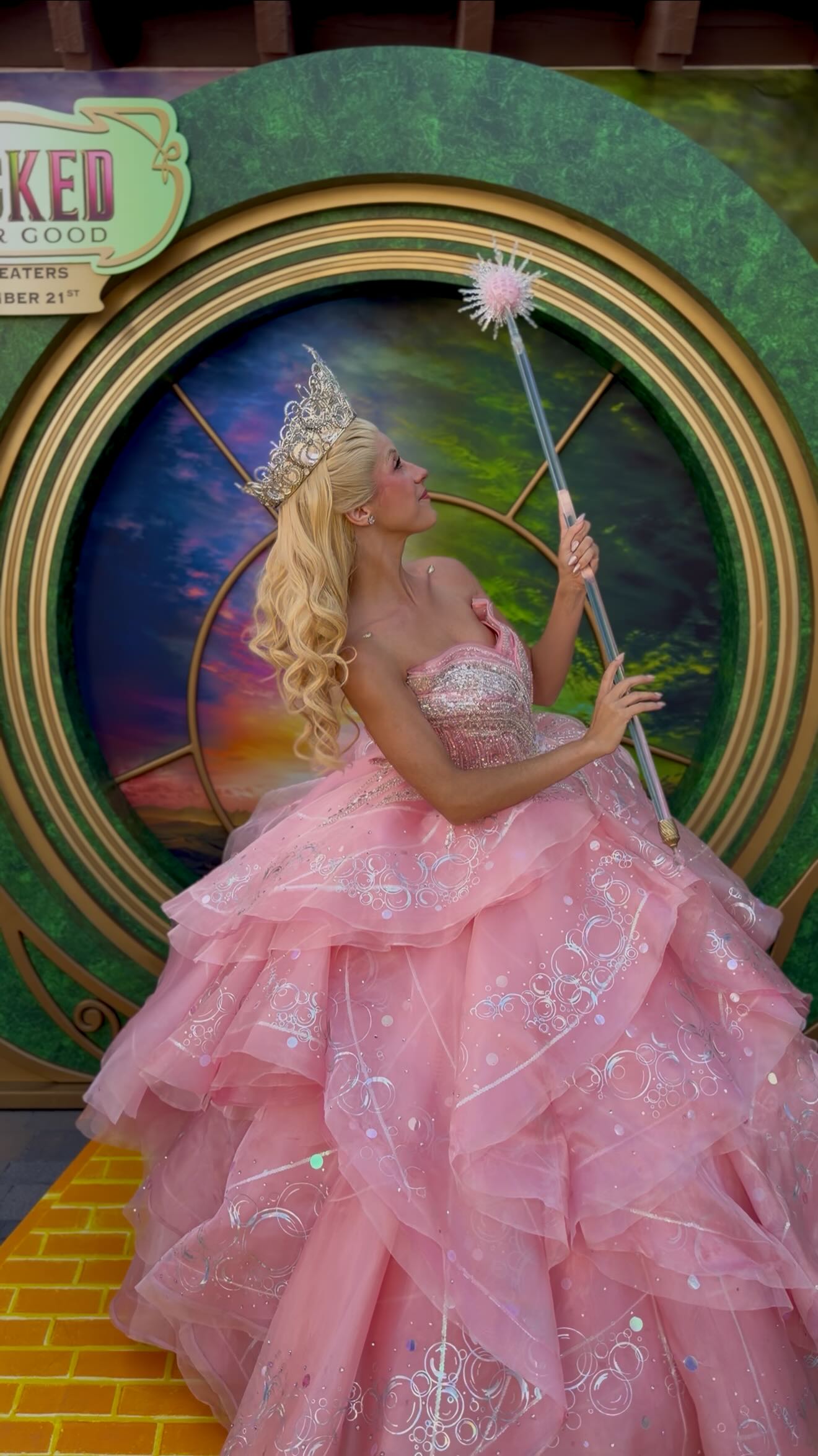 Instagram post by @sergiosdadjokes for Universal Studios Hollywood. Caption reads: LOOK! IT’S GLINDA!
.
.
.
#Wicked #WickedMusical....