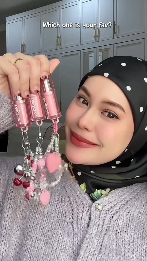Instagram post by @_misssasa for Glad2Glow Malaysia. Caption reads: cantiknya semua lip gloss dari @glad2glow.my....