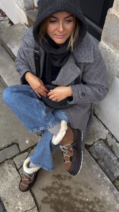 Instagram post by @elizabethdaisy for New Look. Caption reads: [...] accessory the last few days… 

Coat @newlook....