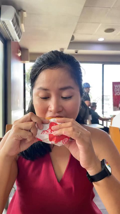 Instagram post by @mommycashew for Jollibee. Caption reads: [...] at #NextLevelBusogSaSarap with the NEW....