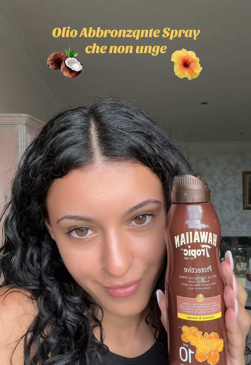 TikTok post by @giuliebeauty for Hawaiian Tropic. Caption reads: [...] su Tiktok Shop🥥🥭🌴 @Hawaiian Tropic •....