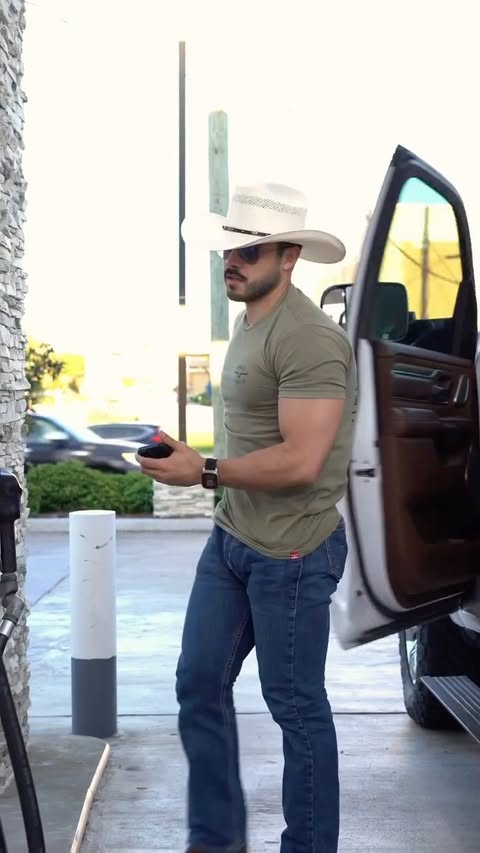 Instagram post by @luiszaletaa for Kimes Ranch Jeans. Caption reads: [...] with purpose never looks lost.....